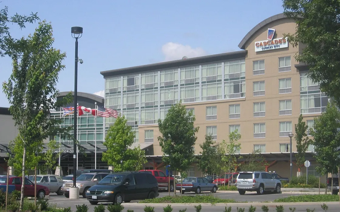 L'immeuble de l'hôtel et du casino Cascades à Langley City, vu du stationnement par une journée d'été