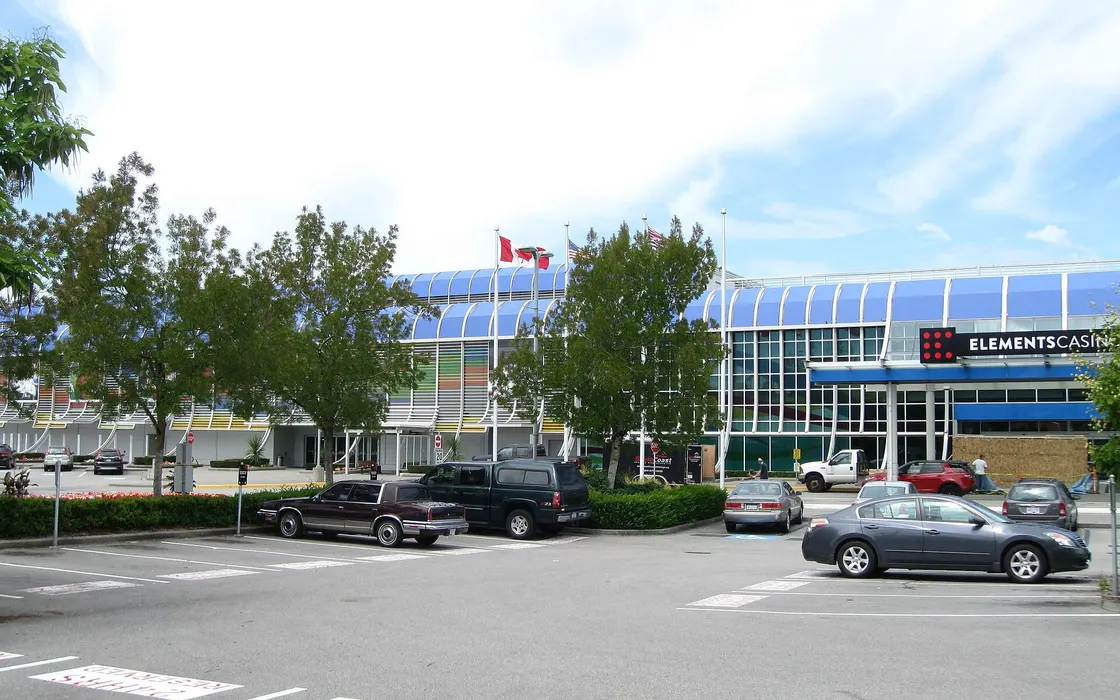 L'Elements Casino Surrey sur la 60 Avenue, avec son toit bleu incurvé et son enseigne vus depuis le stationnement