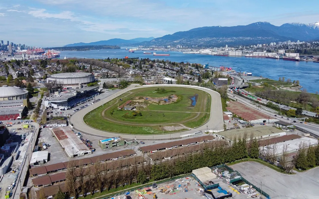Le Hastings Racecourse et sa tribune vus des airs, avec Burrard Inlet et les montagnes du North Shore en arrière-plan