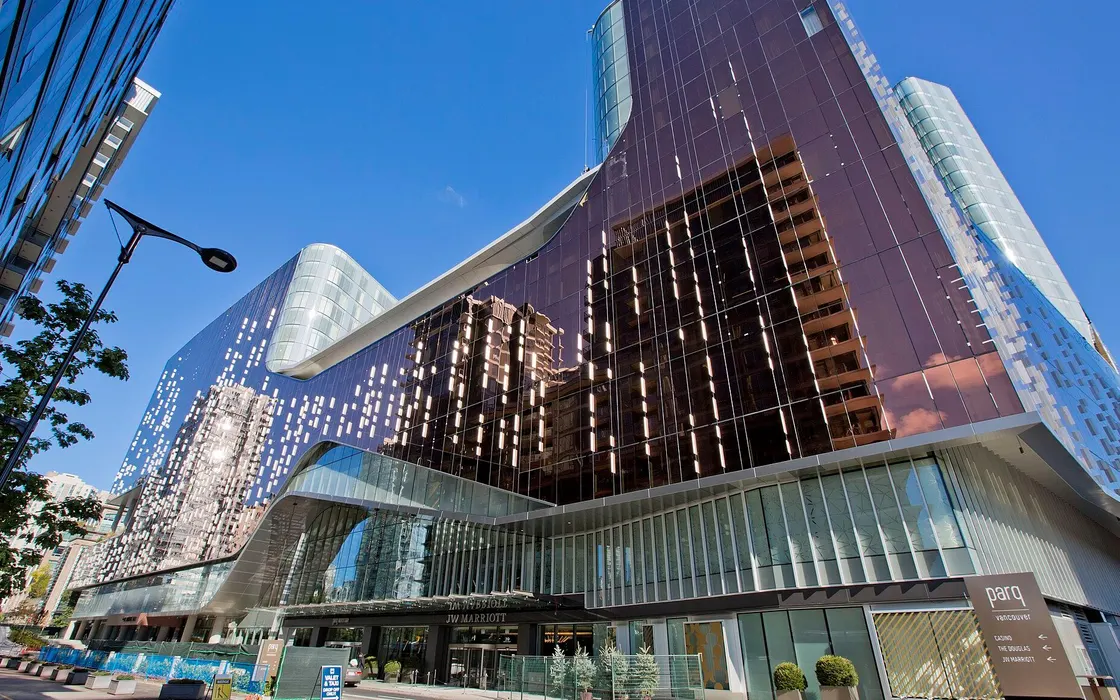 Le complexe Parq Vancouver aux vitres cuivrées, sur Pacific Boulevard, avec l'enseigne Parq en bordure de rue