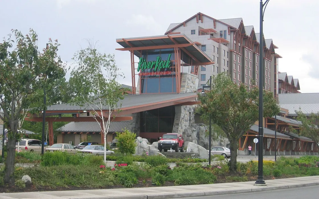 Le River Rock Casino Resort vu de River Road : l'entrée de style chalet, avec la tour de l'hôtel à l'arrière