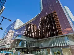 Le complexe Parq Vancouver, en verre cuivré, sur Pacific Boulevard